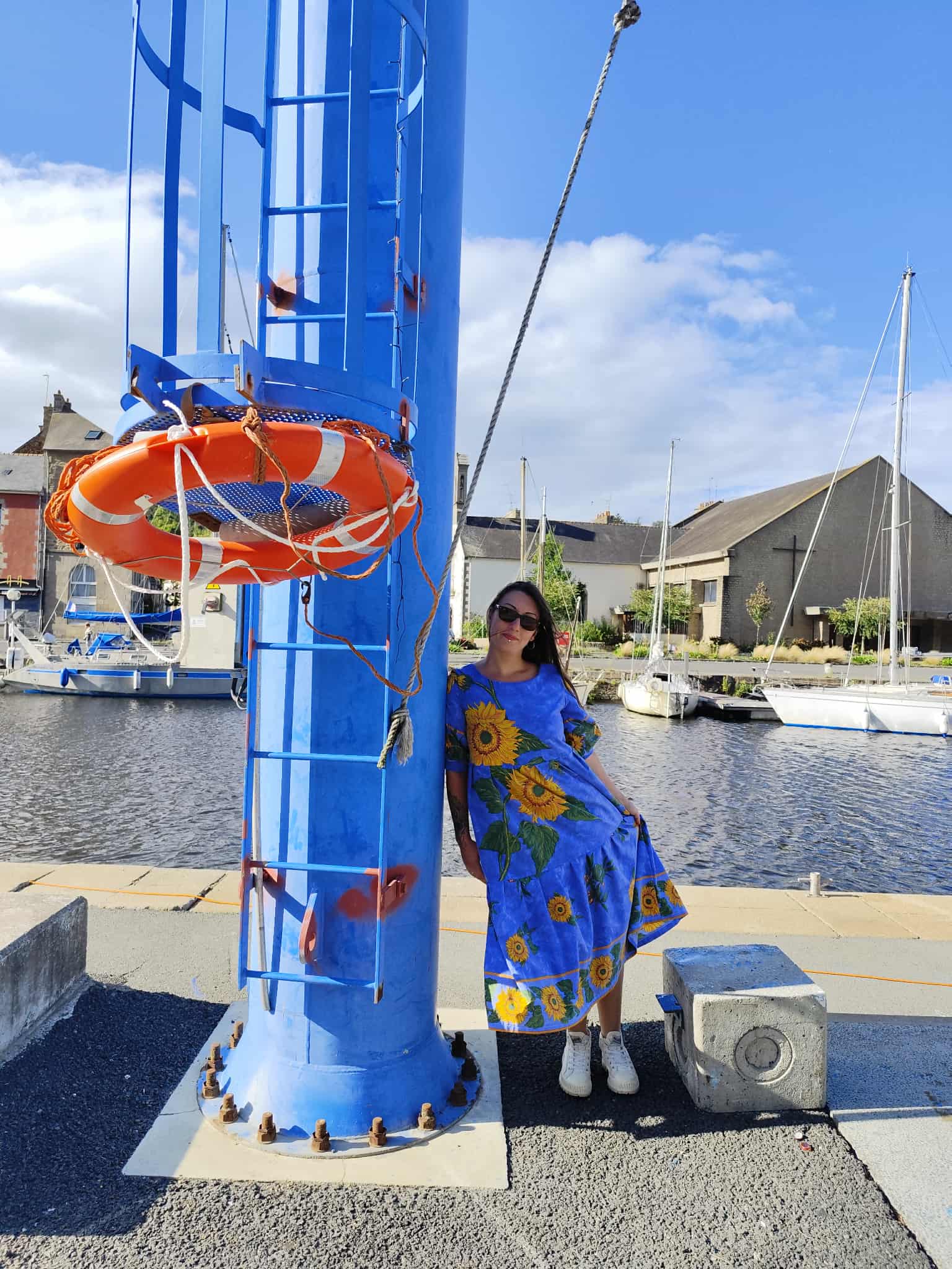 Robe longue, bleu avec de gros tournesol. Manches bouffantes et deux grandes poches invisibles. Froncés sous la poitrine et à mi-cuisse. Fabriquée avec une nappe. Upcycling. Fly like a fish, créatrice Ophélie Dumoulin.