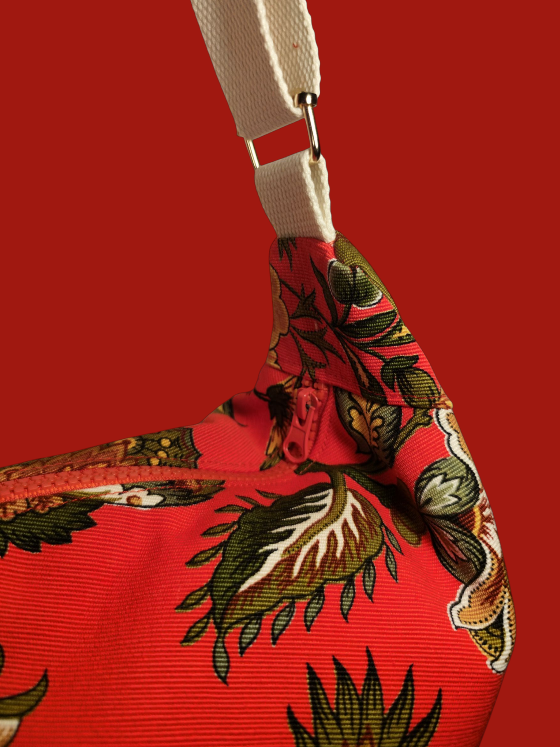 Sac demi lune fly like a fish, accesoire fabriqué à partir de tissus de seconde main. Flaf. 